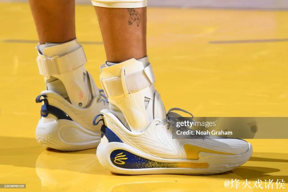 巴特勒抢前场篮板 库里大号三分命中